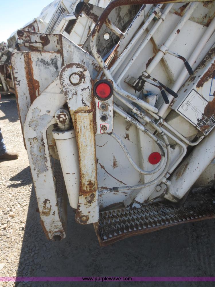 image for item I2226 1999 International 4700 refuse truck