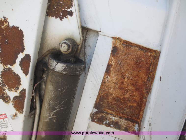 image for item I2226 1999 International 4700 refuse truck