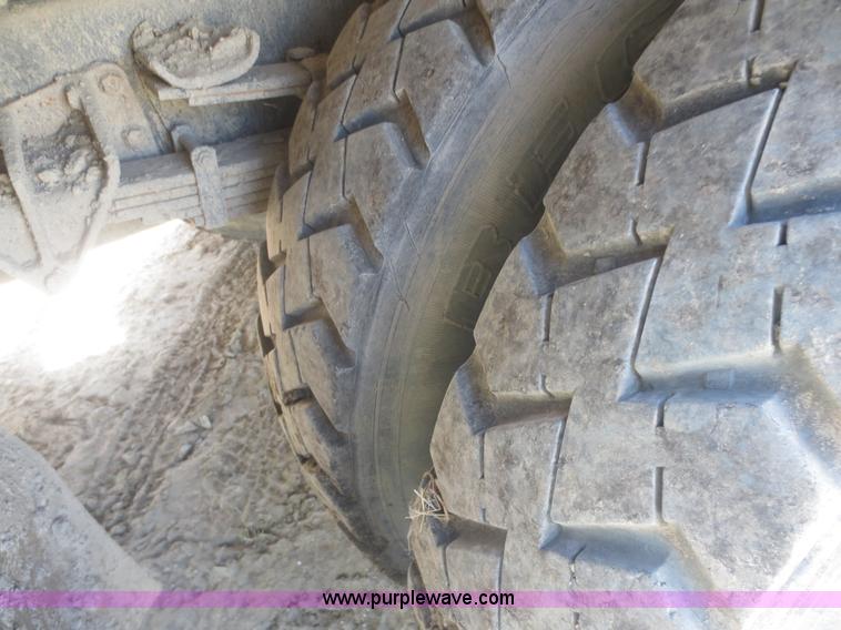 image for item I2226 1999 International 4700 refuse truck