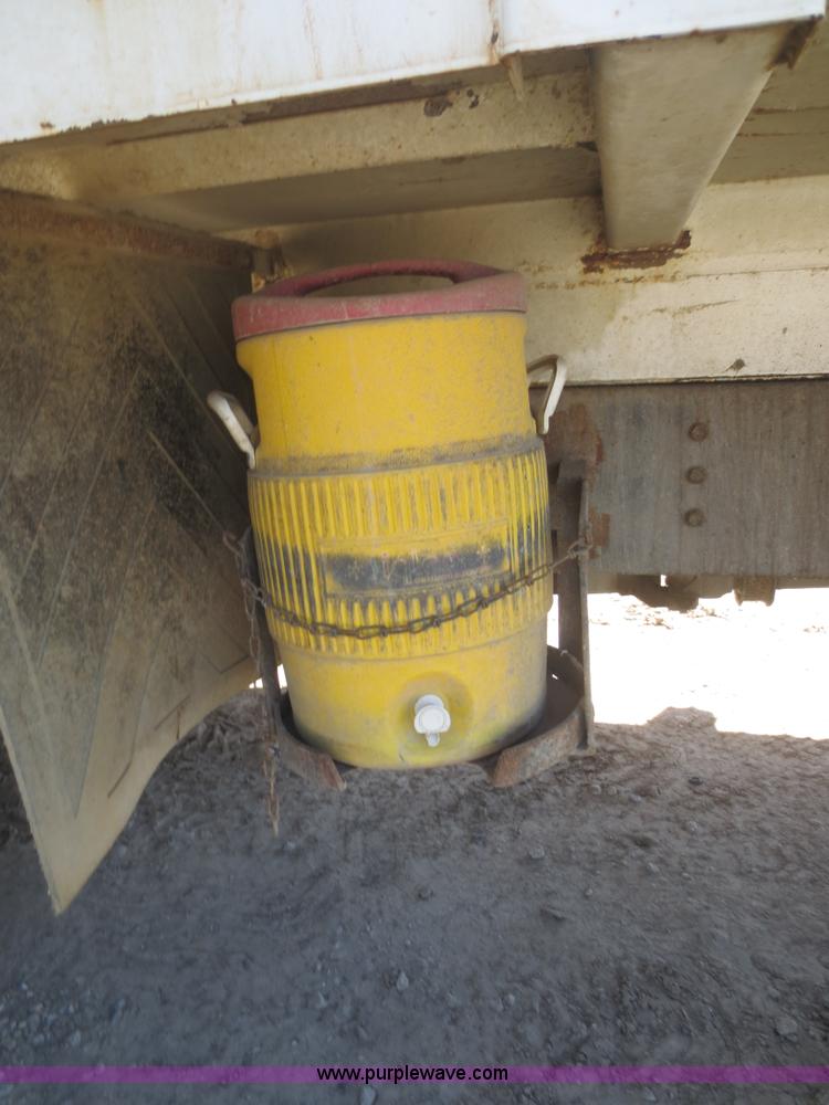 image for item I2226 1999 International 4700 refuse truck