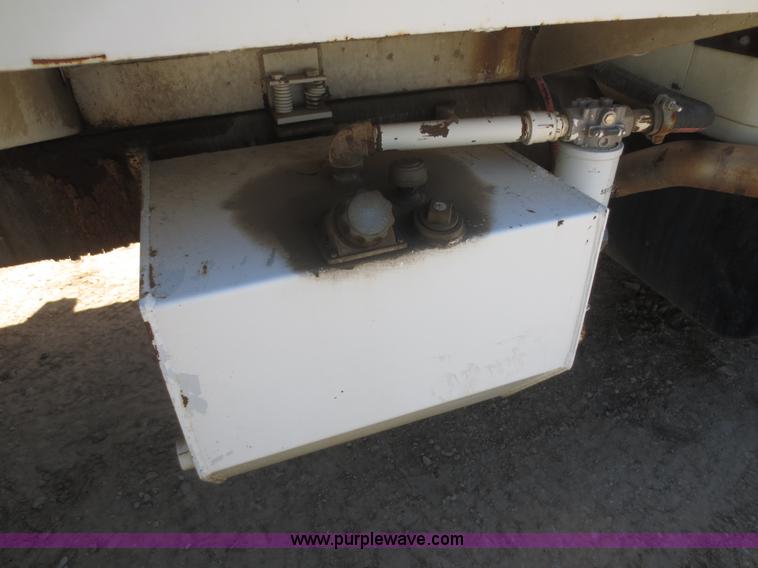 image for item I2226 1999 International 4700 refuse truck