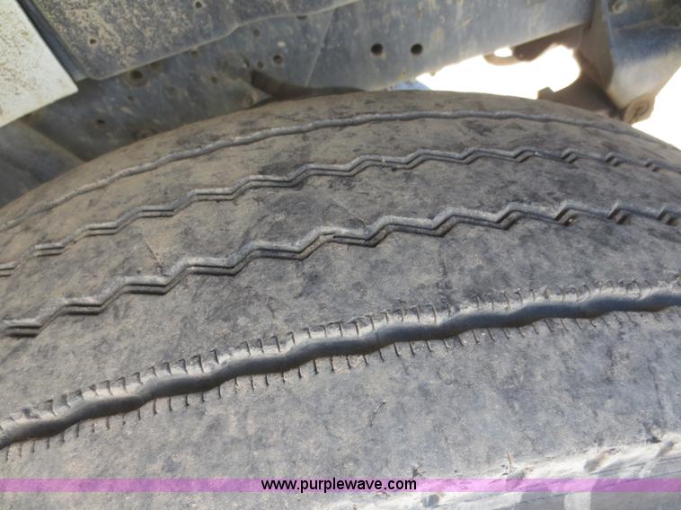 image for item I2226 1999 International 4700 refuse truck