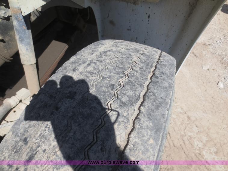 image for item I2226 1999 International 4700 refuse truck