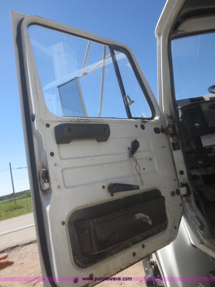 image for item I2226 1999 International 4700 refuse truck