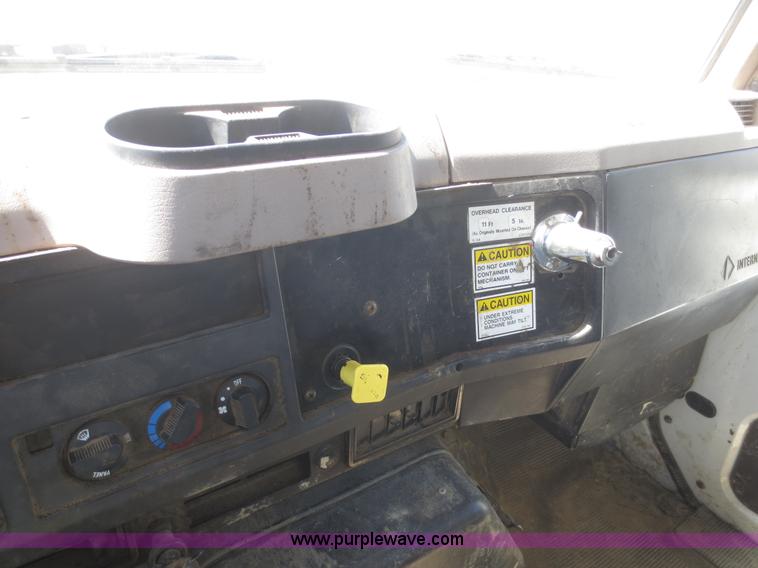 image for item I2226 1999 International 4700 refuse truck