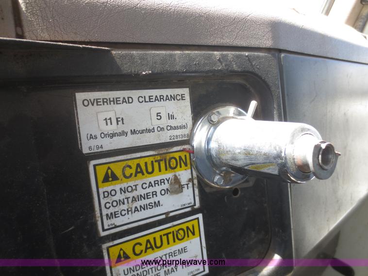 image for item I2226 1999 International 4700 refuse truck