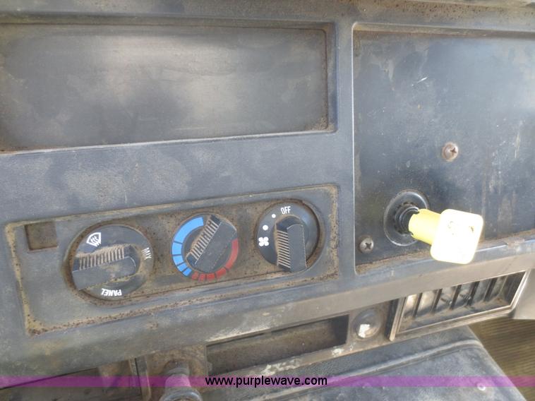 image for item I2226 1999 International 4700 refuse truck