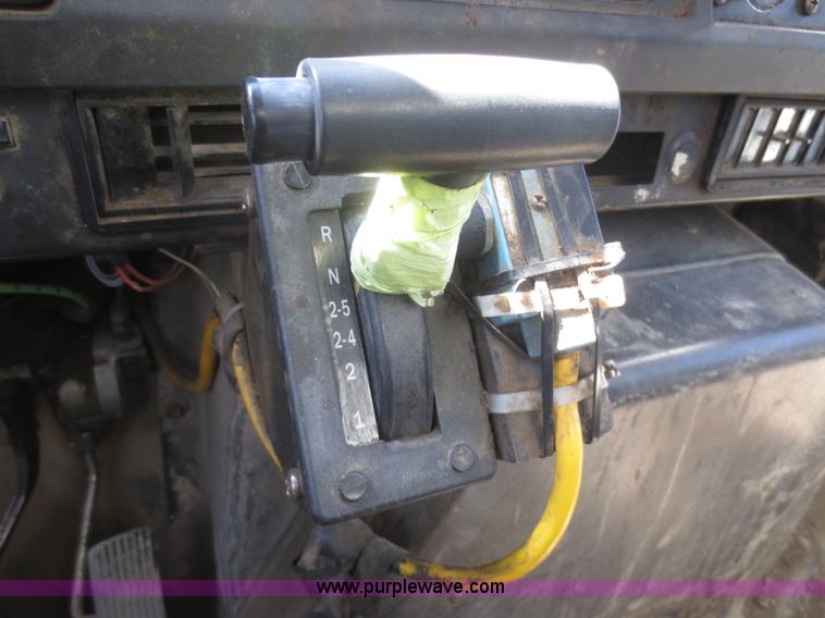 image for item I2226 1999 International 4700 refuse truck