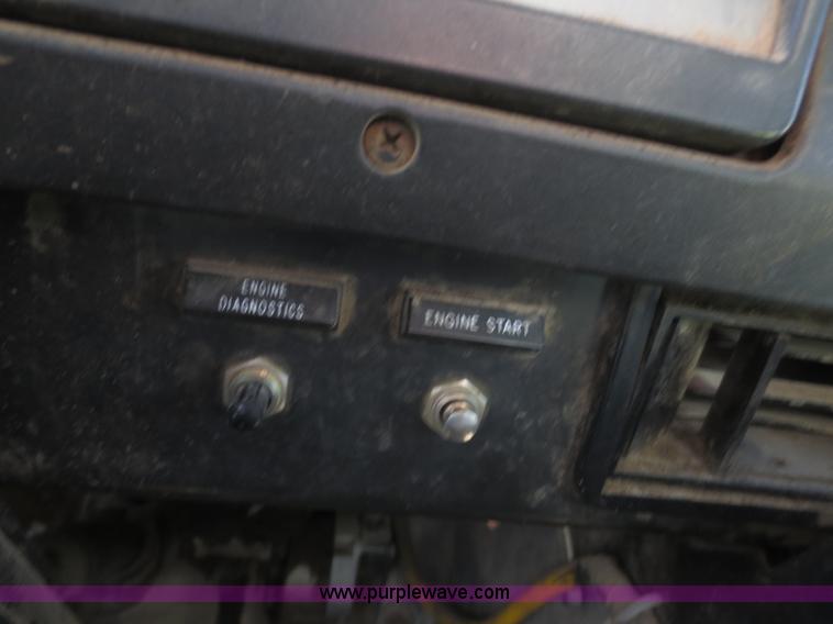 image for item I2226 1999 International 4700 refuse truck