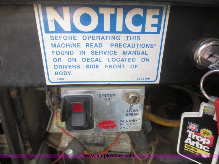 image for item I2226 1999 International 4700 refuse truck