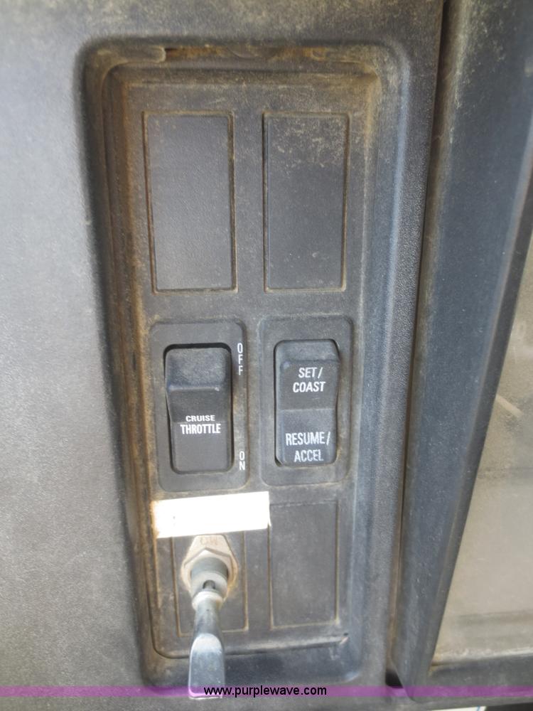 image for item I2226 1999 International 4700 refuse truck