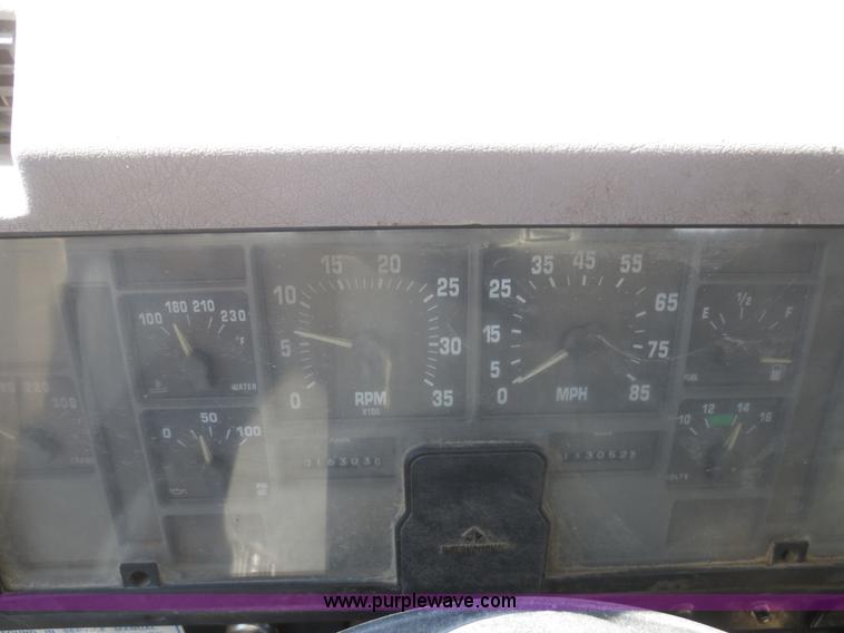 image for item I2226 1999 International 4700 refuse truck