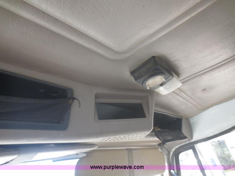 image for item I2226 1999 International 4700 refuse truck