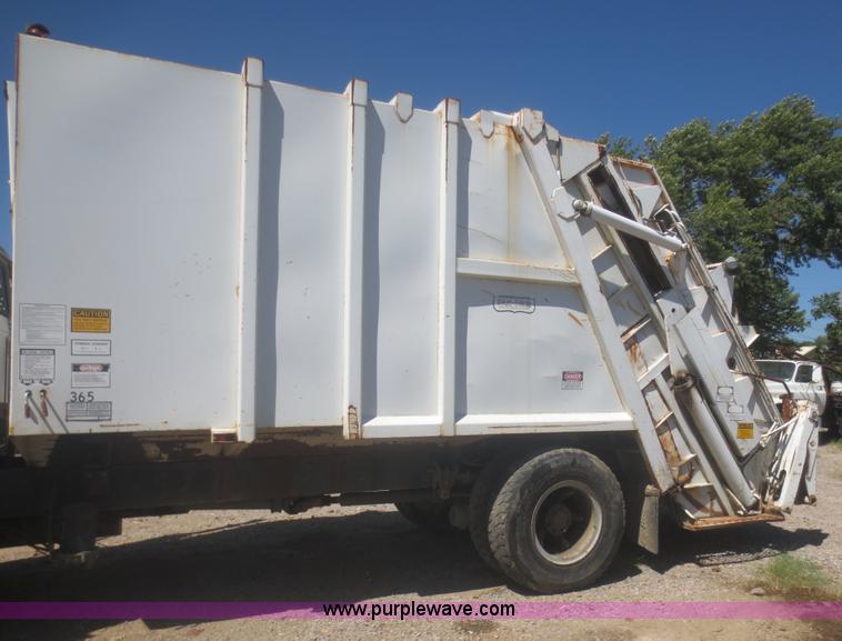 image for item I2227 1992 International 4900 refuse truck