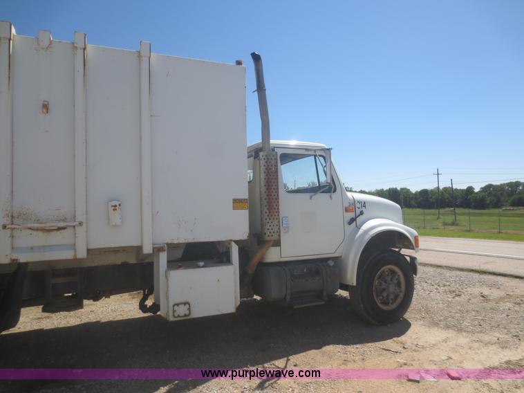 image for item I2227 1992 International 4900 refuse truck