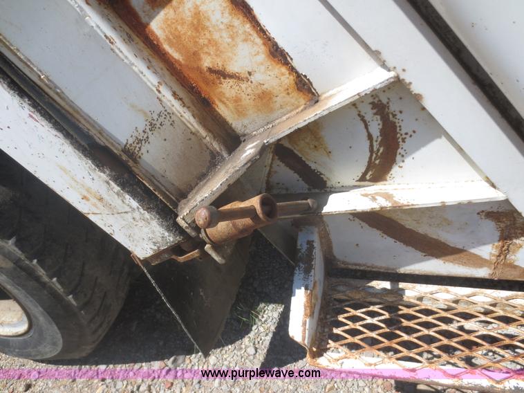 image for item I2227 1992 International 4900 refuse truck