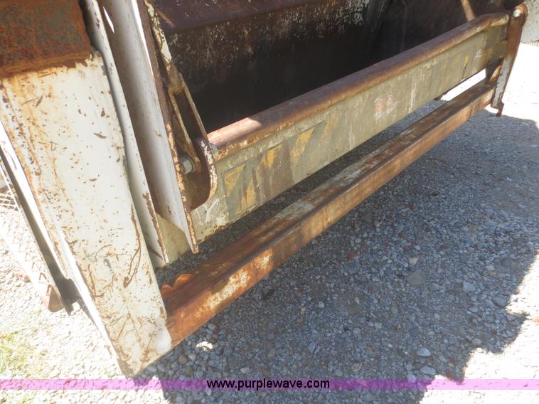 image for item I2227 1992 International 4900 refuse truck