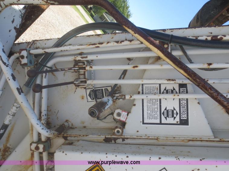 image for item I2227 1992 International 4900 refuse truck