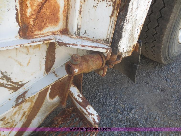 image for item I2227 1992 International 4900 refuse truck