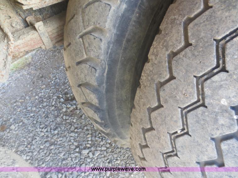 image for item I2227 1992 International 4900 refuse truck