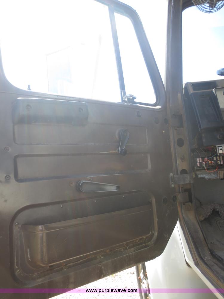 image for item I2227 1992 International 4900 refuse truck