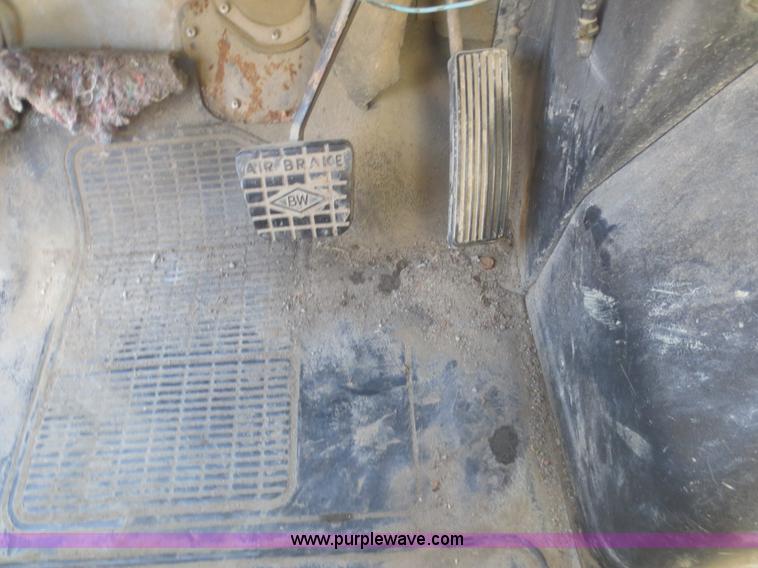 image for item I2227 1992 International 4900 refuse truck