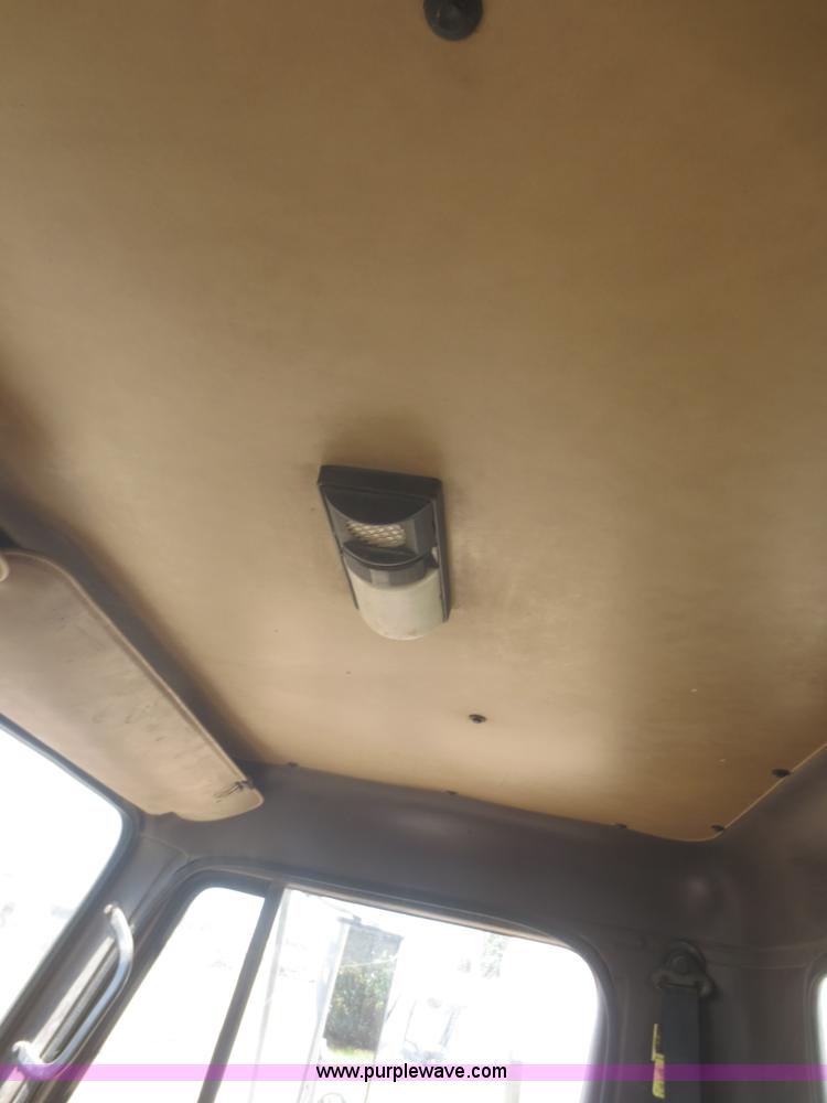 image for item I2227 1992 International 4900 refuse truck