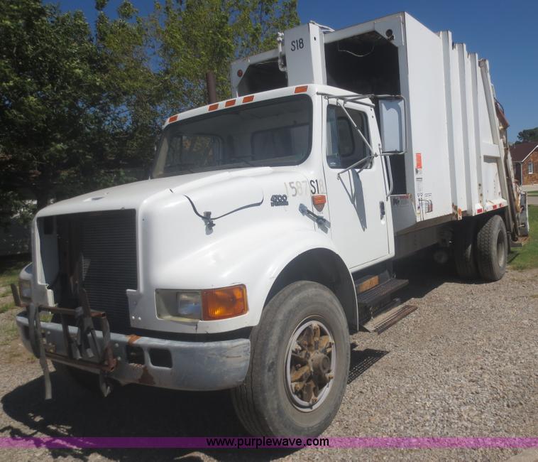 image for item I2228 1999 International 4700 refuse truck