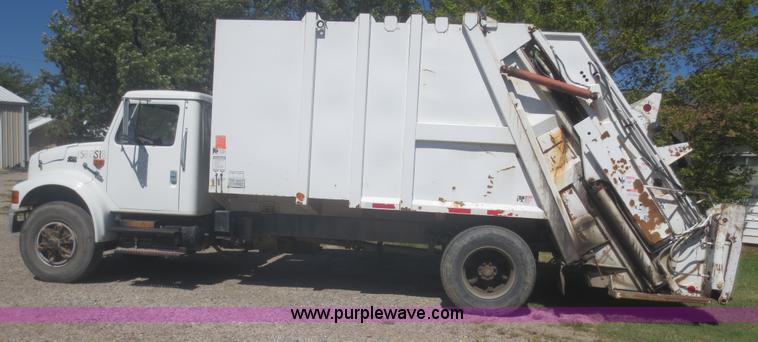 image for item I2228 1999 International 4700 refuse truck