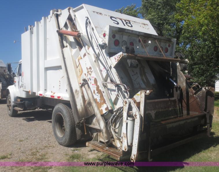 image for item I2228 1999 International 4700 refuse truck