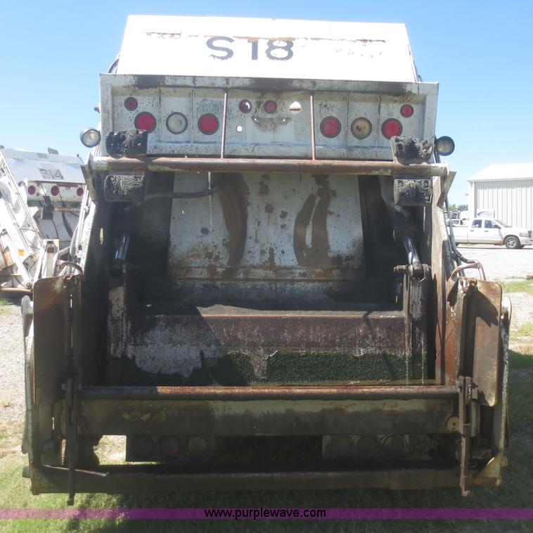 image for item I2228 1999 International 4700 refuse truck