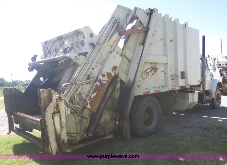 image for item I2228 1999 International 4700 refuse truck