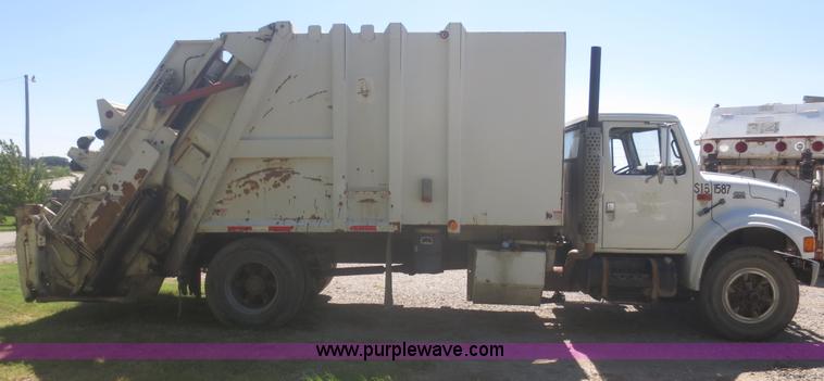 image for item I2228 1999 International 4700 refuse truck