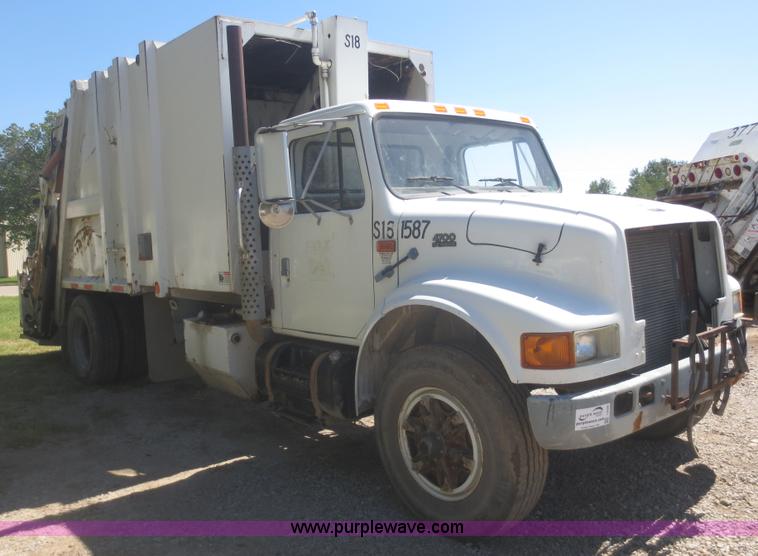 image for item I2228 1999 International 4700 refuse truck