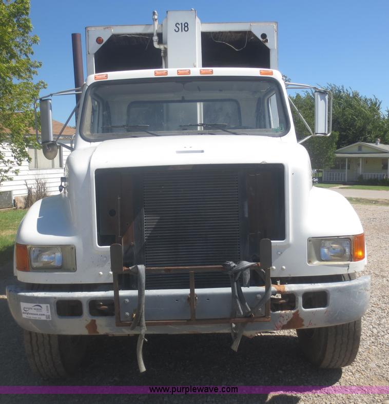 image for item I2228 1999 International 4700 refuse truck