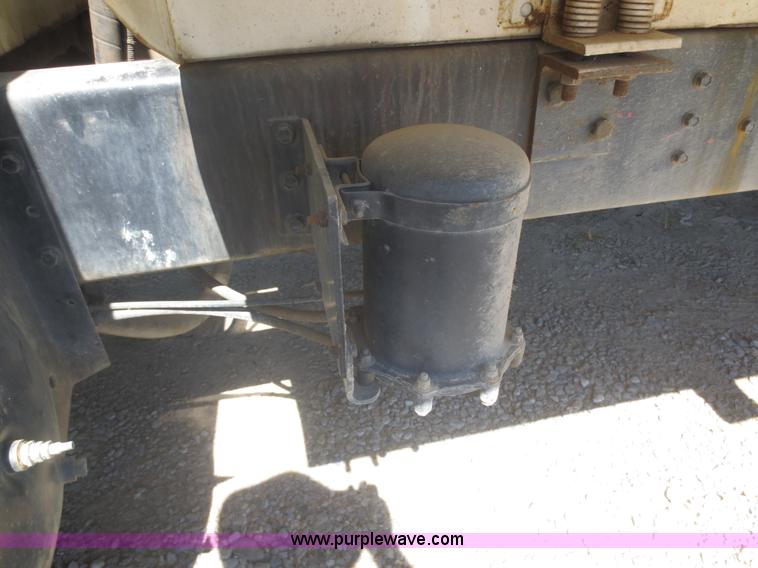 image for item I2228 1999 International 4700 refuse truck