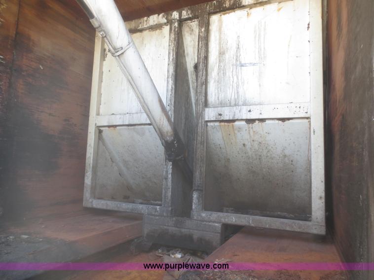 image for item I2228 1999 International 4700 refuse truck