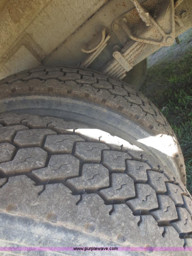 image for item I2228 1999 International 4700 refuse truck