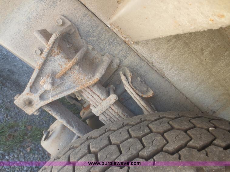 image for item I2228 1999 International 4700 refuse truck