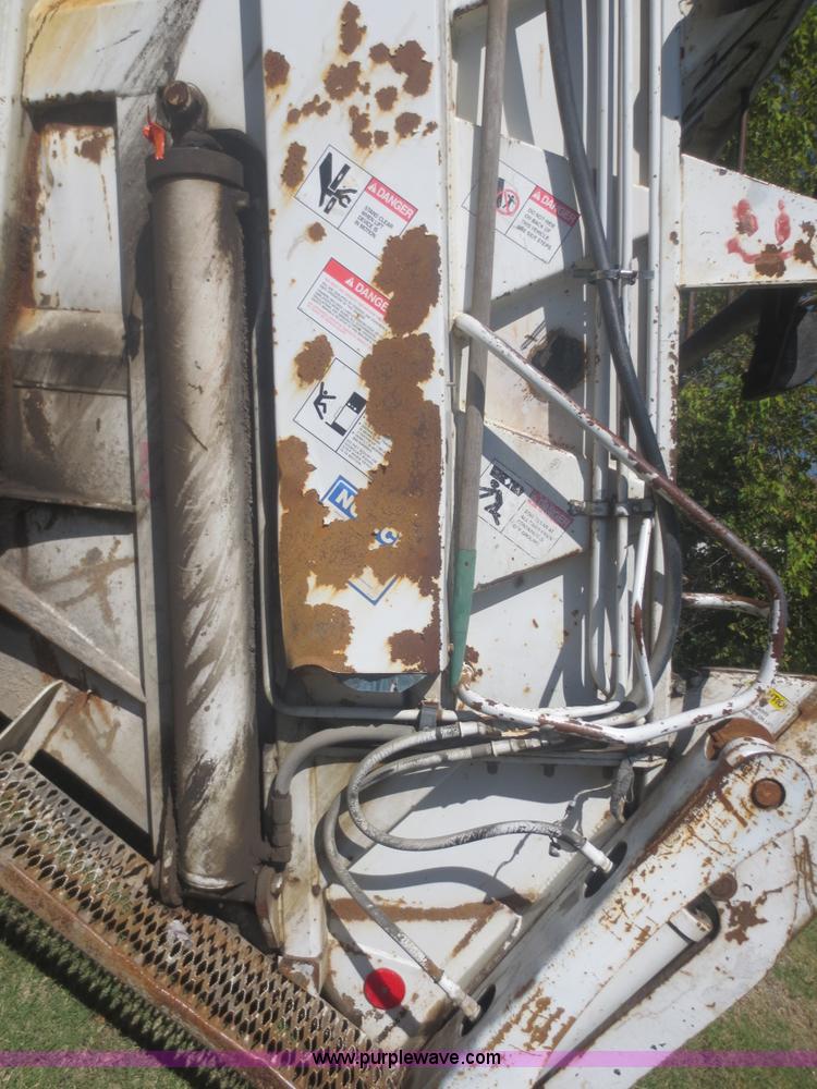 image for item I2228 1999 International 4700 refuse truck