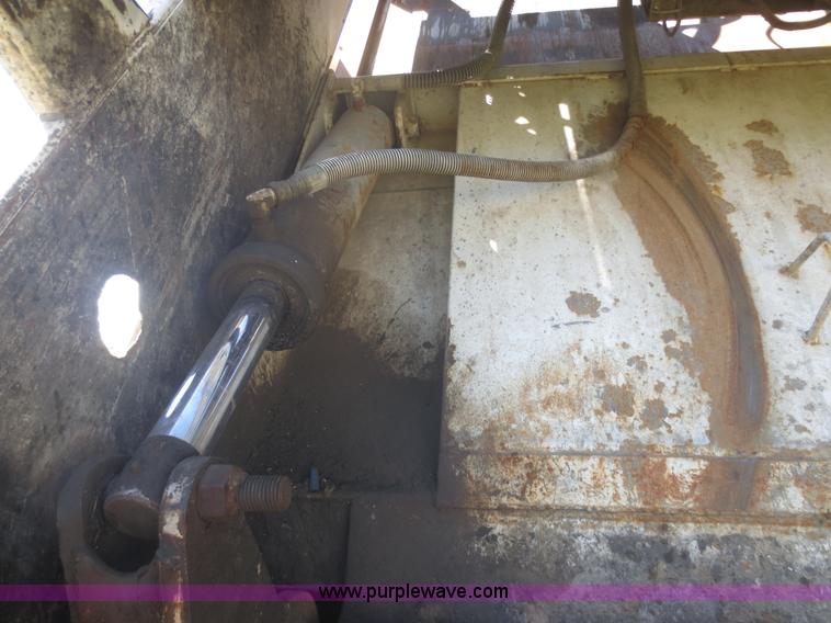 image for item I2228 1999 International 4700 refuse truck