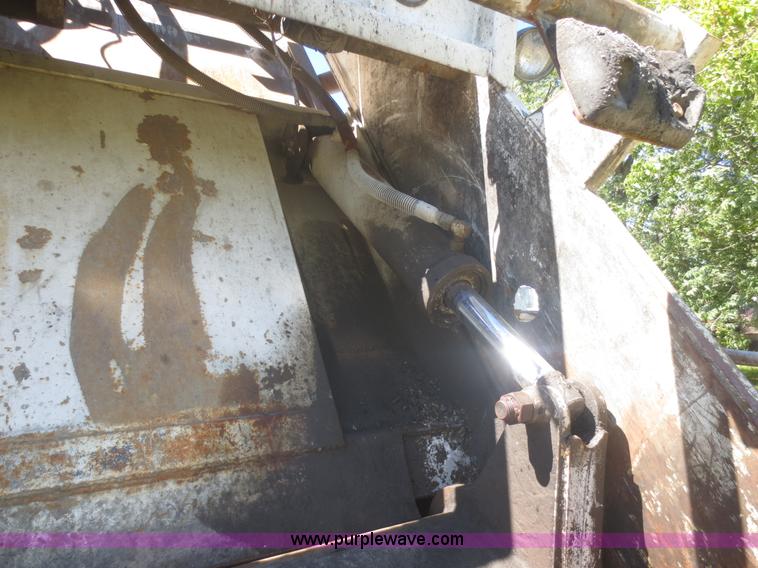 image for item I2228 1999 International 4700 refuse truck