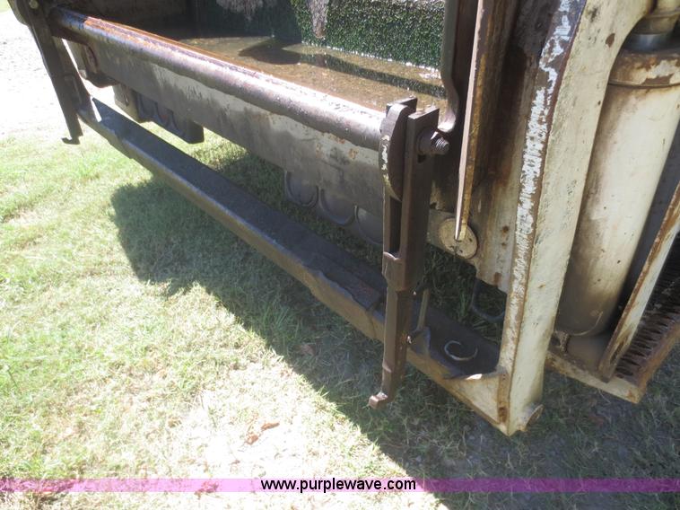 image for item I2228 1999 International 4700 refuse truck