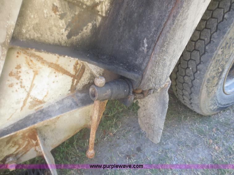 image for item I2228 1999 International 4700 refuse truck