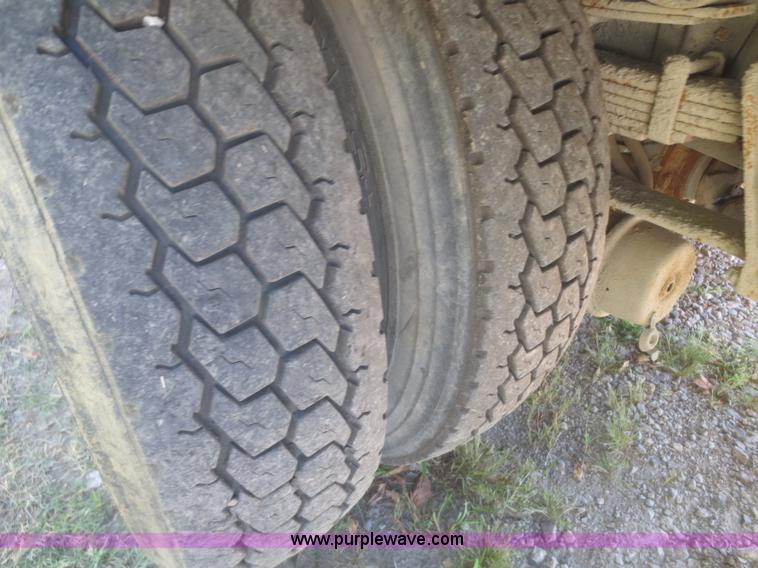 image for item I2228 1999 International 4700 refuse truck