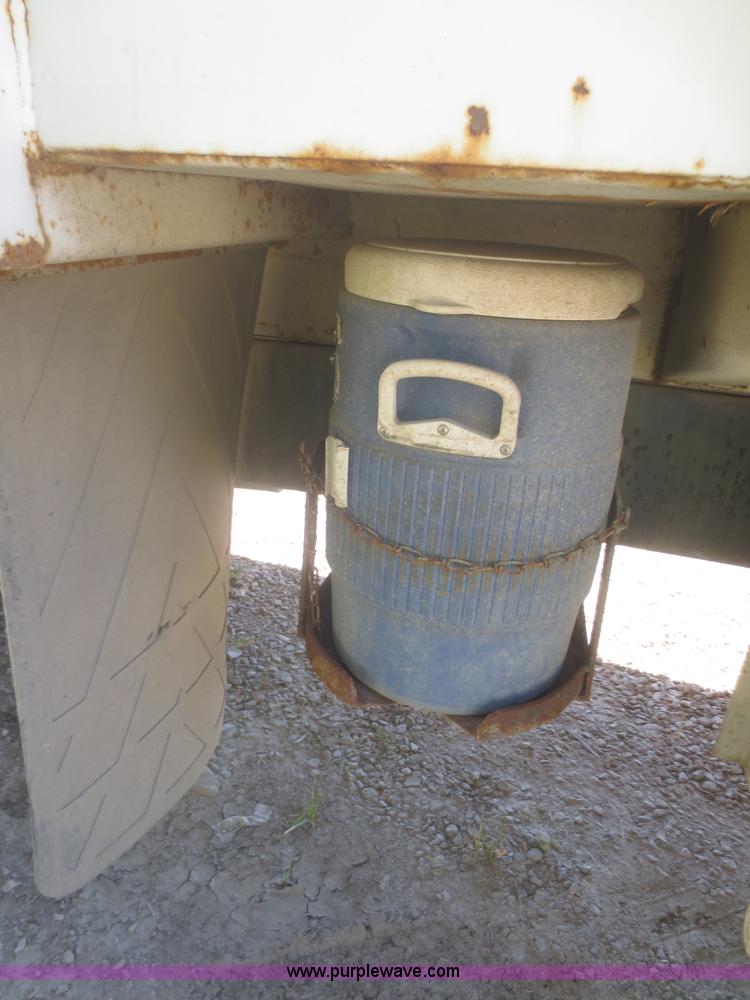 image for item I2228 1999 International 4700 refuse truck