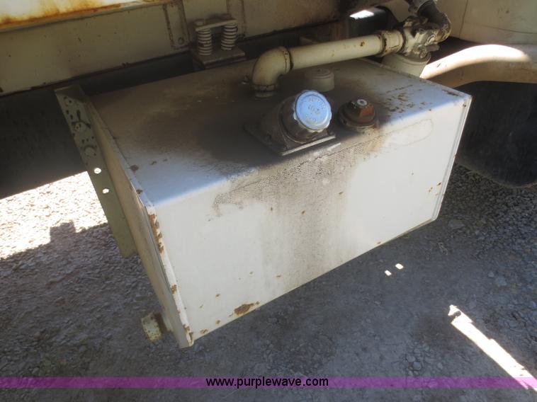 image for item I2228 1999 International 4700 refuse truck