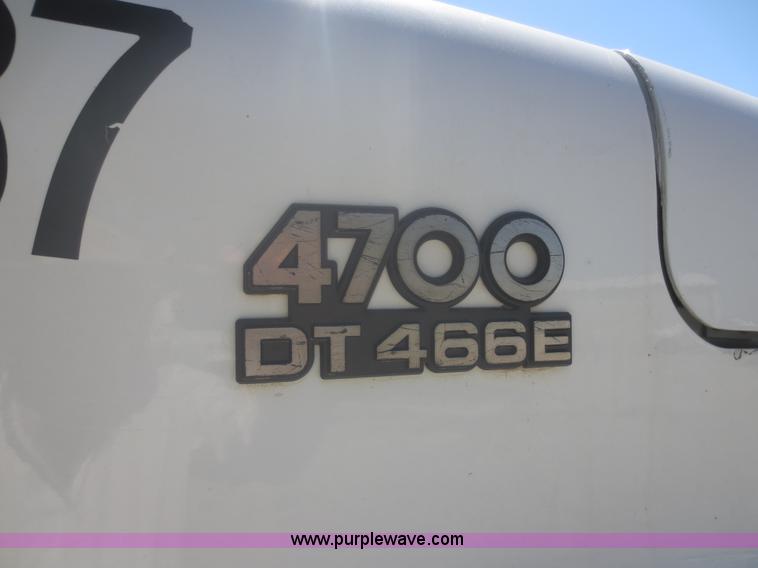 image for item I2228 1999 International 4700 refuse truck