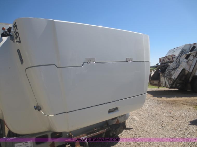 image for item I2228 1999 International 4700 refuse truck