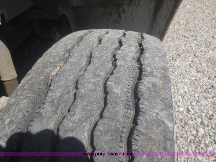 image for item I2228 1999 International 4700 refuse truck